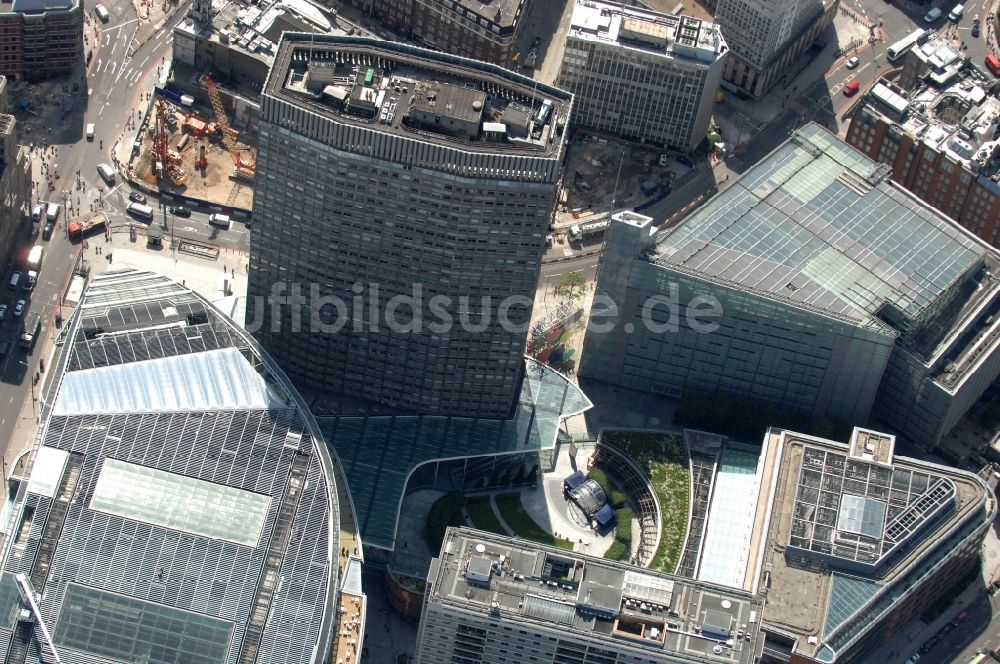 Luftbild London - Büro- und Geschäftskomplex Cardinal Place und Viktoria Station im Stadtbezirk City of Westminster in London in der Grafschaft Greater London in Großbritannien