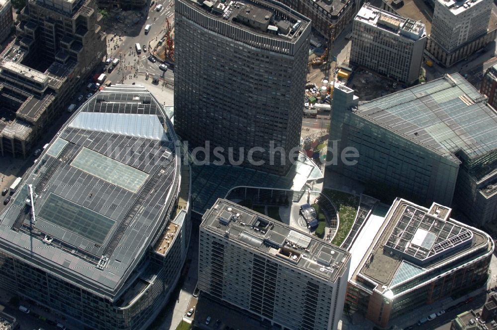 Luftaufnahme London - Büro- und Geschäftskomplex Cardinal Place und Viktoria Station im Stadtbezirk City of Westminster in London in der Grafschaft Greater London in Großbritannien