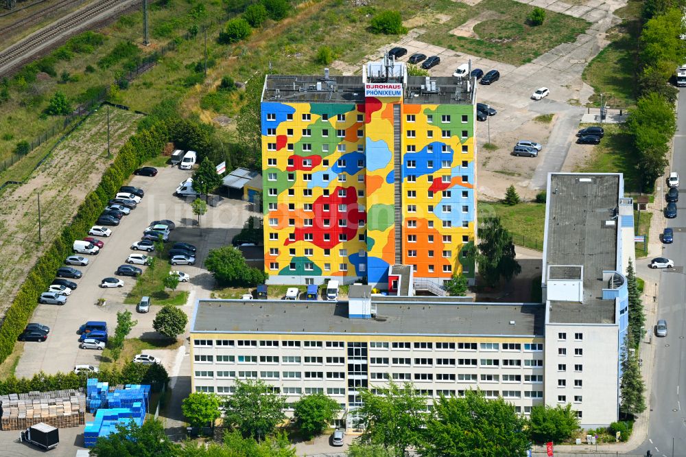 Luftaufnahme Neubrandenburg - Büro- Hochhaus- Gebäude Bürohaus Phönixeum in Neubrandenburg im Bundesland Mecklenburg-Vorpommern, Deutschland