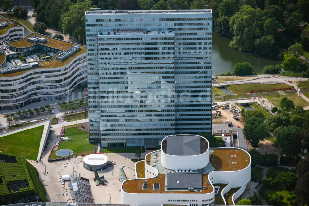 Düsseldorf von oben - Büro- Hochhaus- Gebäude Dreischeibenhaus in Düsseldorf im Bundesland Nordrhein-Westfalen, Deutschland