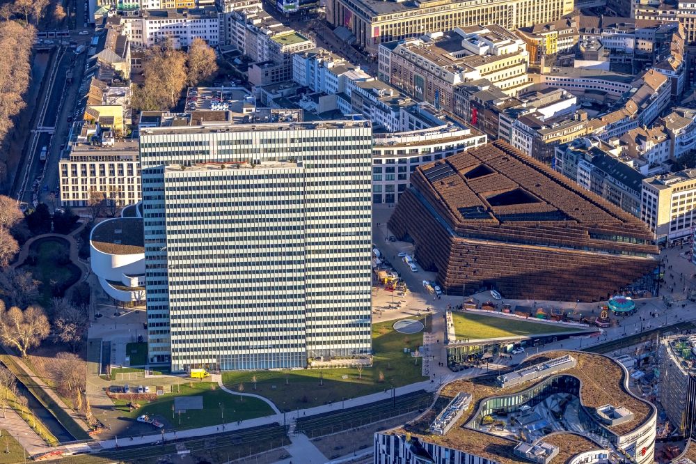 Luftaufnahme Düsseldorf - Büro- Hochhaus- Gebäude Dreischeibenhaus in Düsseldorf im Bundesland Nordrhein-Westfalen, Deutschland