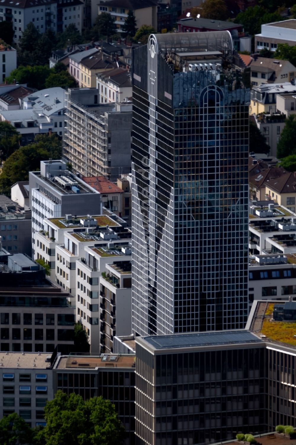 Frankfurt am Main von oben - Büro- und Unternehmensverwaltungs- Hochhaus- Gebäude an der Barckstraße in Frankfurt am Main im Bundesland Hessen, Deutschland