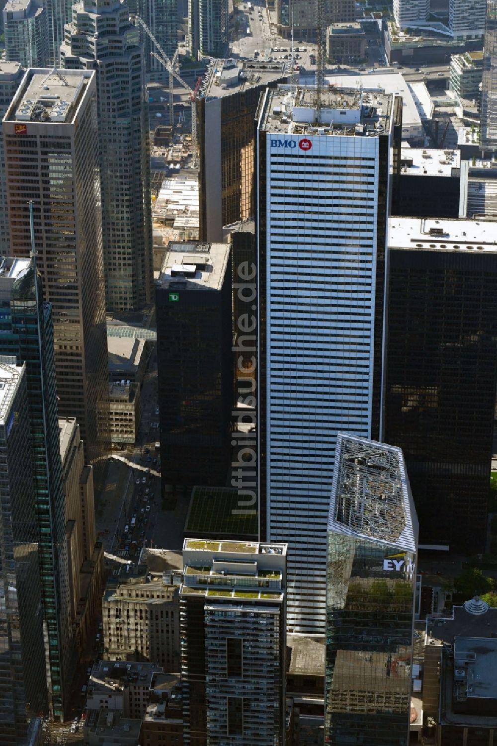 Toronto aus der Vogelperspektive: Büro- und Unternehmensverwaltungs- Hochhaus- Gebäude der BMO Financial Group der King Street in Toronto in Ontario, Kanada