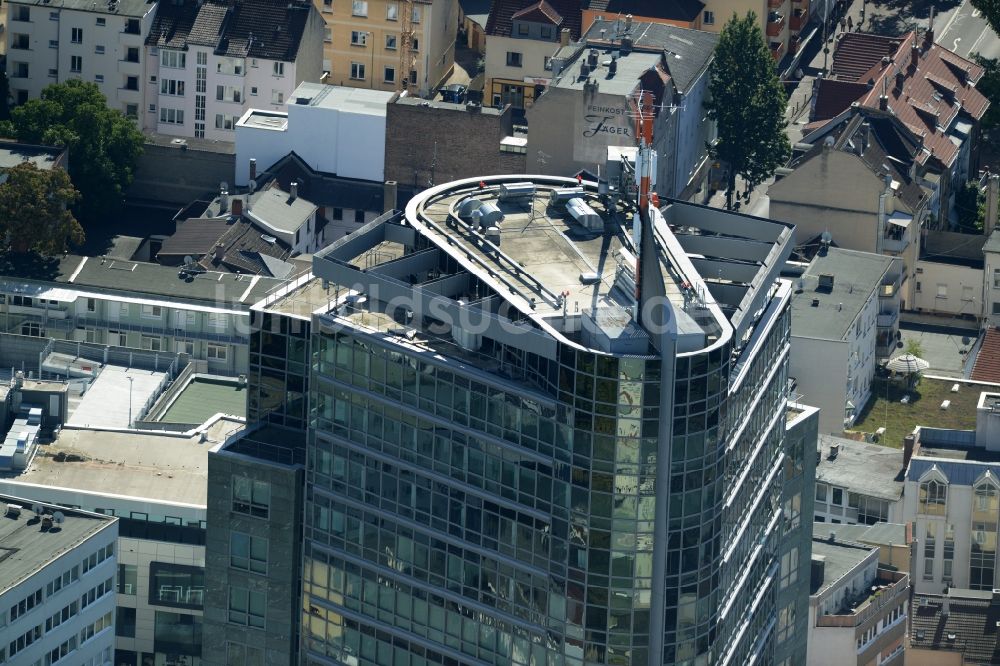 Offenbach am Main von oben - Büro- und Unternehmensverwaltungs- Hochhaus- Gebäude City Tower in Offenbach am Main im Bundesland Hessen, Deutschland