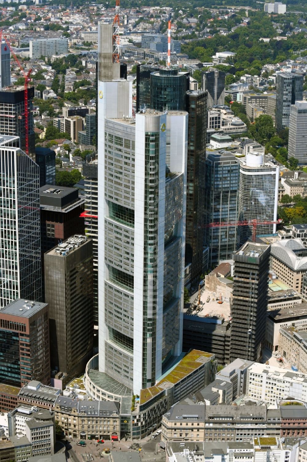 Luftbild Frankfurt am Main - Büro- und Unternehmensverwaltungs- Hochhaus- Gebäude Commerzbank Tower in Frankfurt am Main im Bundesland Hessen, Deutschland