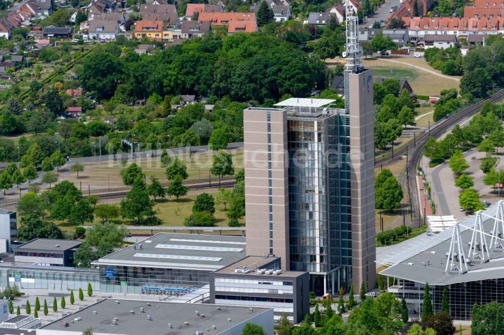 Hannover von oben - Büro- und Unternehmensverwaltungs- Hochhaus- Gebäude Deutsche Messe AG - Bürohaus 1 in Hannover im Bundesland Niedersachsen, Deutschland