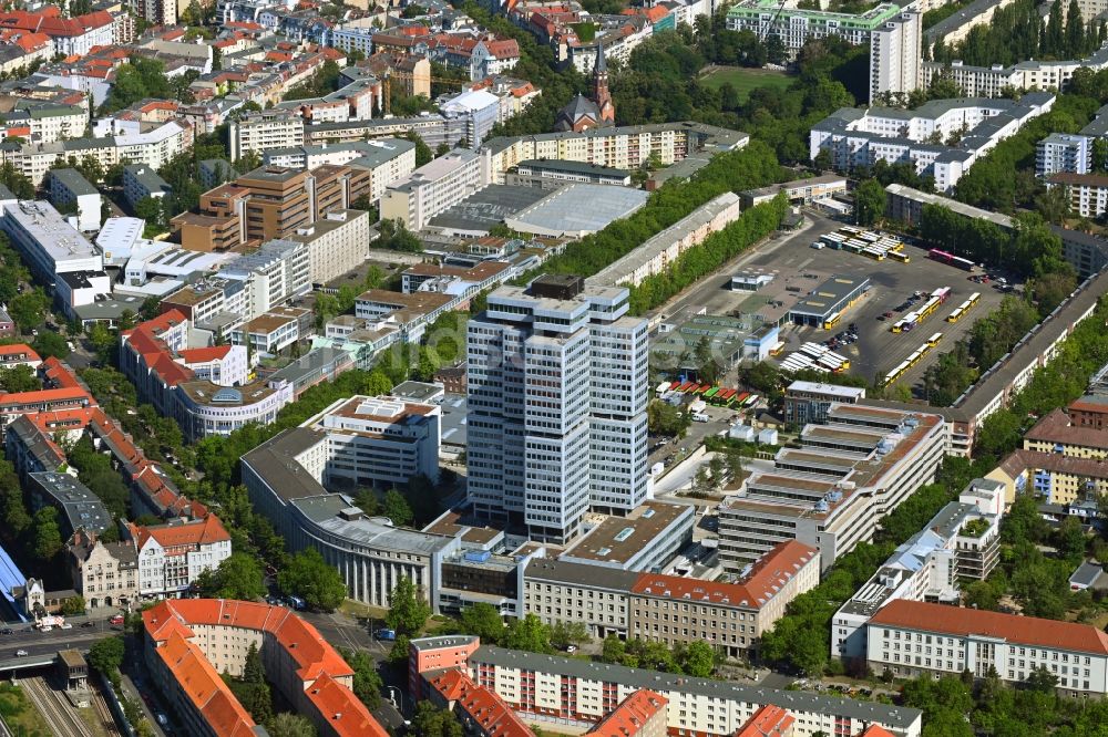 Luftaufnahme Berlin - Büro- und Unternehmensverwaltungs- Hochhaus- Gebäude Deutsche Rentenversicherung Bund DRV in Berlin, Deutschland