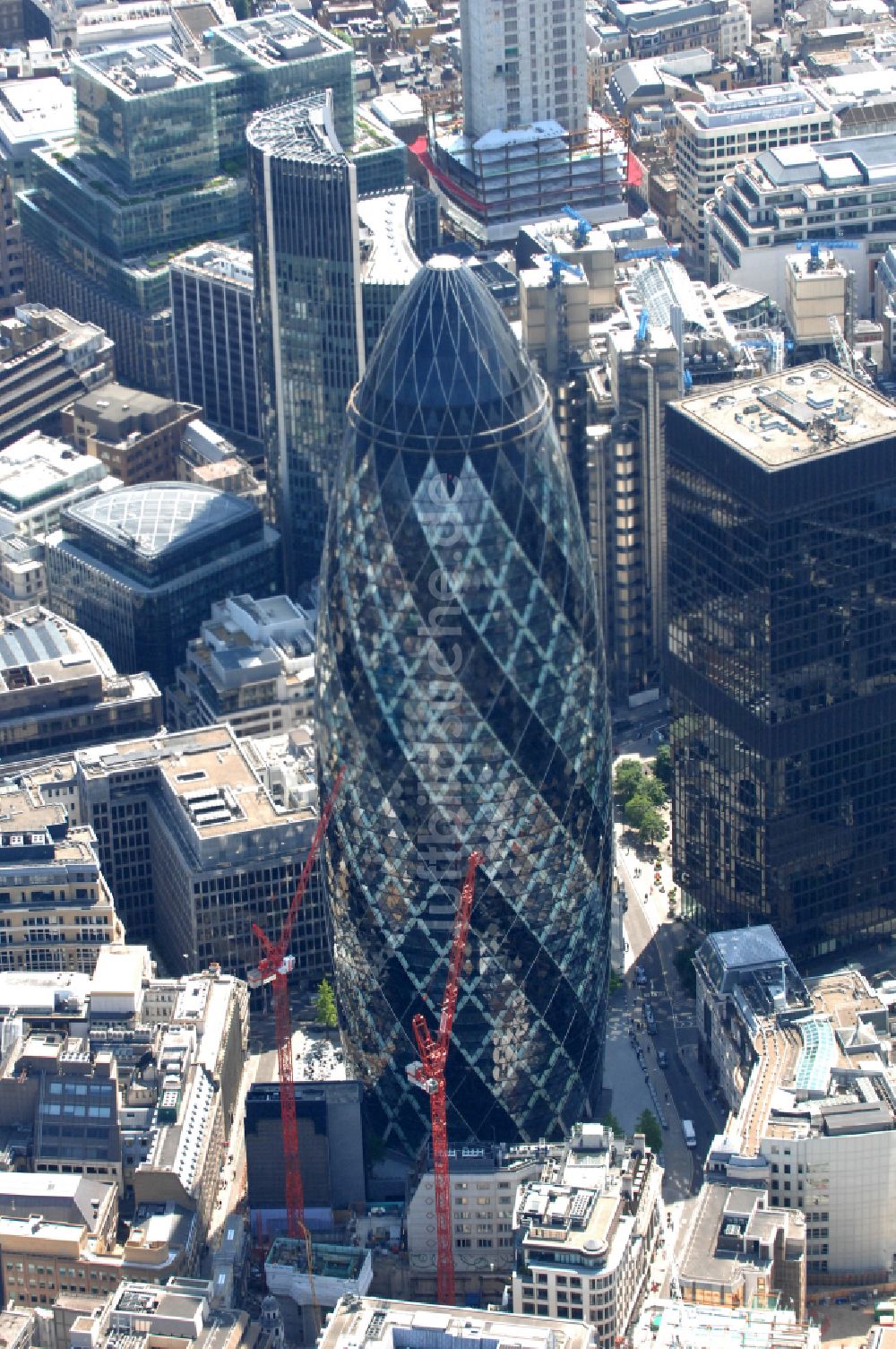 London von oben - Büro- und Unternehmensverwaltungs- Hochhaus- Gebäude The Gherkin in London in England, Vereinigtes Königreich