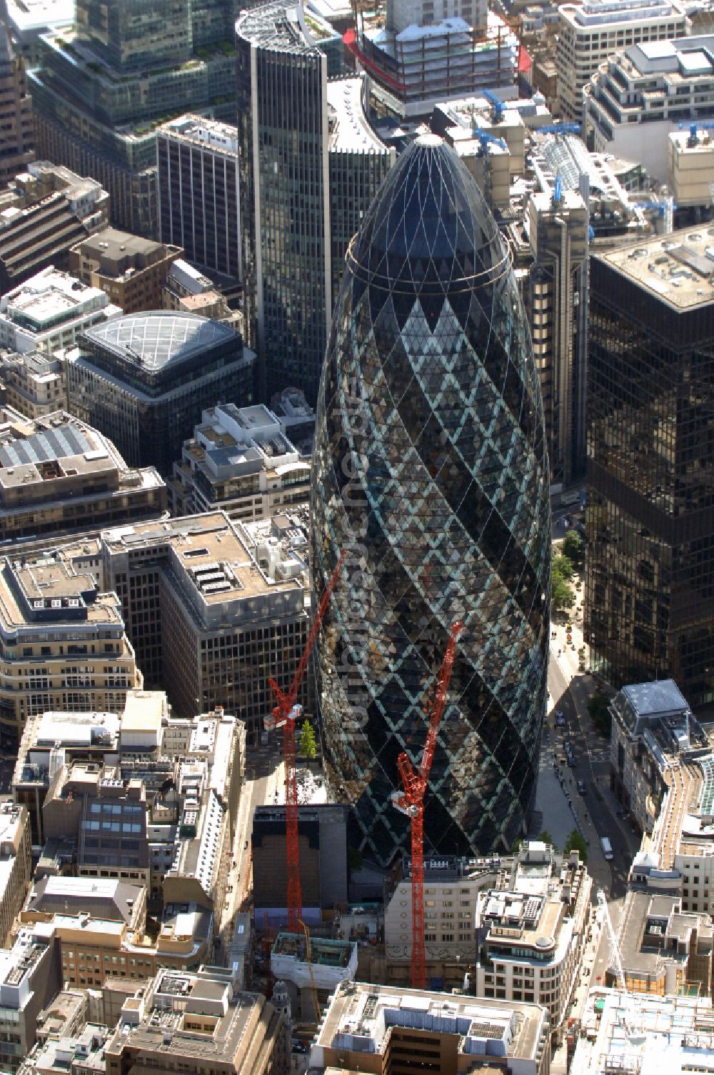 Luftbild London - Büro- und Unternehmensverwaltungs- Hochhaus- Gebäude The Gherkin in London in England, Vereinigtes Königreich