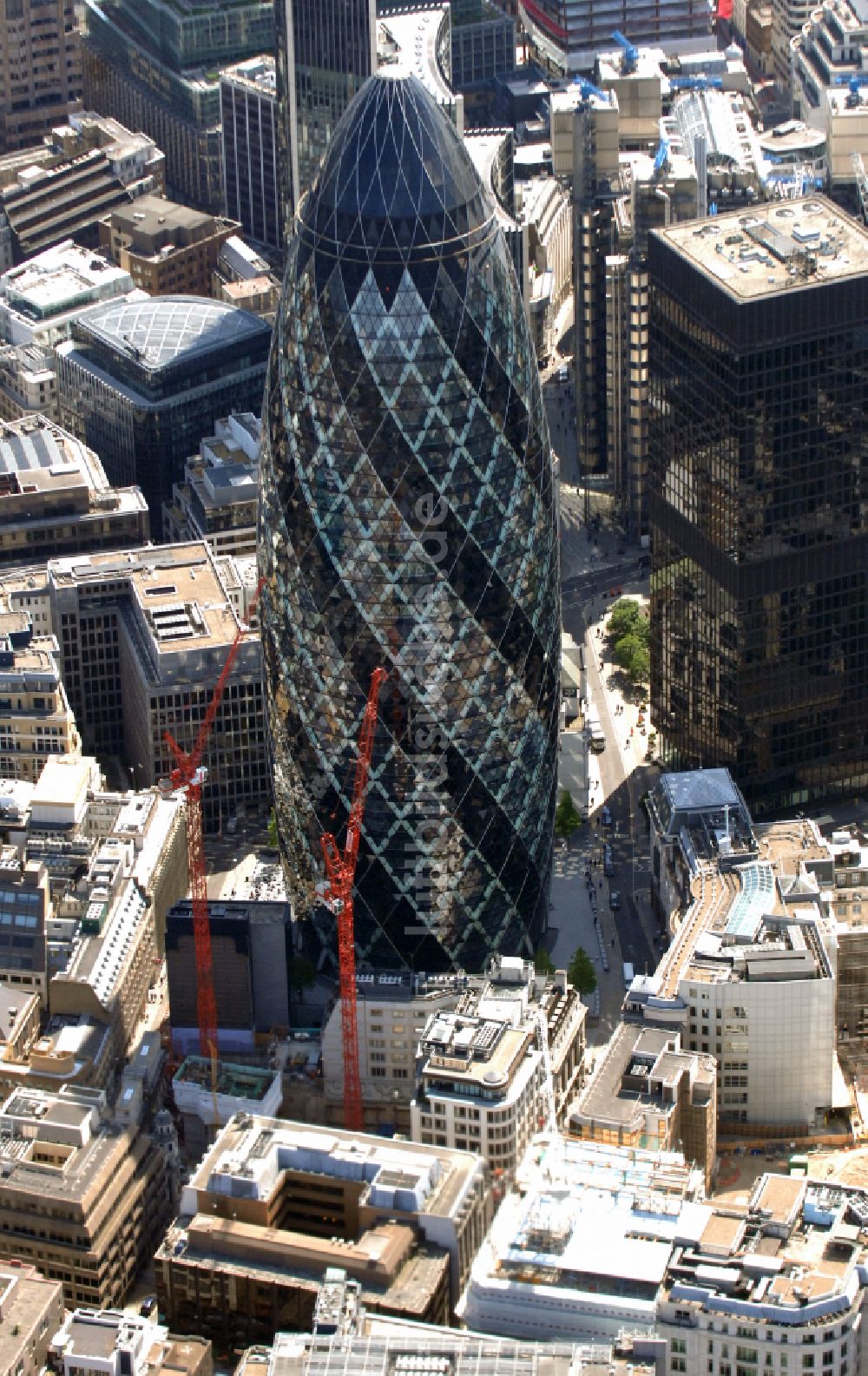Luftaufnahme London - Büro- und Unternehmensverwaltungs- Hochhaus- Gebäude The Gherkin in London in England, Vereinigtes Königreich