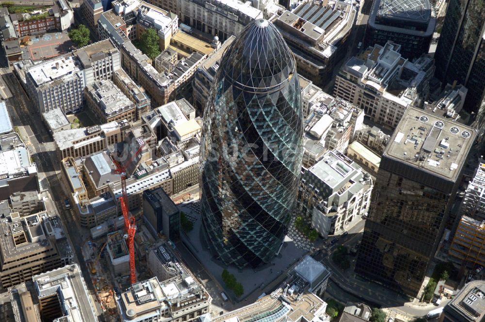 London aus der Vogelperspektive: Büro- und Unternehmensverwaltungs- Hochhaus- Gebäude The Gherkin in London in England, Vereinigtes Königreich
