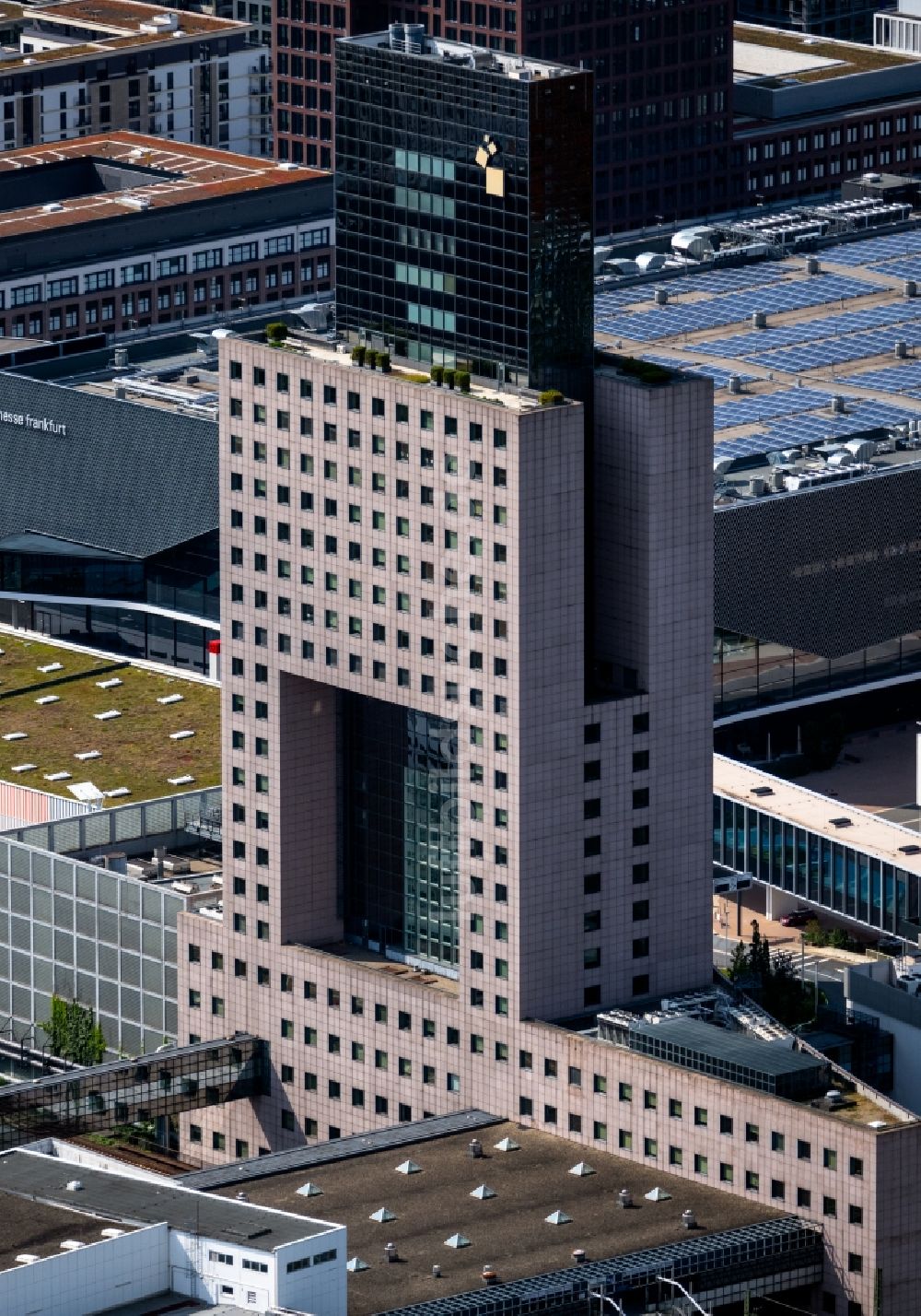 Frankfurt am Main von oben - Büro- und Unternehmensverwaltungs- Hochhaus- Gebäude der Messe Frankfurt GmbH in Frankfurt am Main im Bundesland Hessen, Deutschland