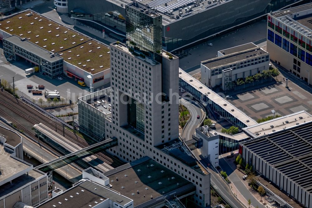 Luftbild Frankfurt am Main - Büro- und Unternehmensverwaltungs- Hochhaus- Gebäude der Messe Frankfurt GmbH in Frankfurt am Main im Bundesland Hessen, Deutschland