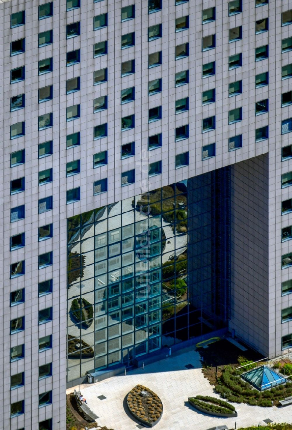 Luftbild Frankfurt am Main - Büro- und Unternehmensverwaltungs- Hochhaus- Gebäude der Messe Frankfurt GmbH in Frankfurt am Main im Bundesland Hessen, Deutschland
