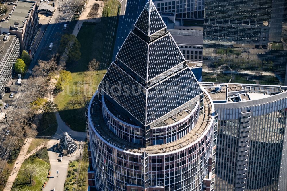 Frankfurt am Main von oben - Büro- und Unternehmensverwaltungs- Hochhaus- Gebäude Messeturm in Frankfurt am Main im Bundesland Hessen, Deutschland