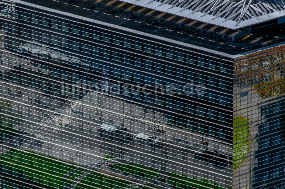 Frankfurt am Main aus der Vogelperspektive: Büro- und Unternehmensverwaltungs- Hochhaus- Gebäude Pollux in Frankfurt am Main im Bundesland Hessen, Deutschland