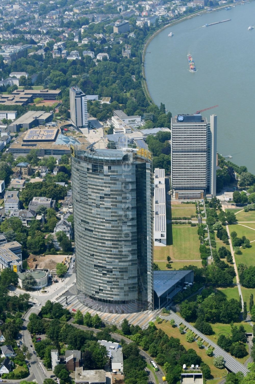 Bonn aus der Vogelperspektive: Büro- und Unternehmensverwaltungs- Hochhaus- Gebäude Post Tower in Bonn im Bundesland Nordrhein-Westfalen, Deutschland