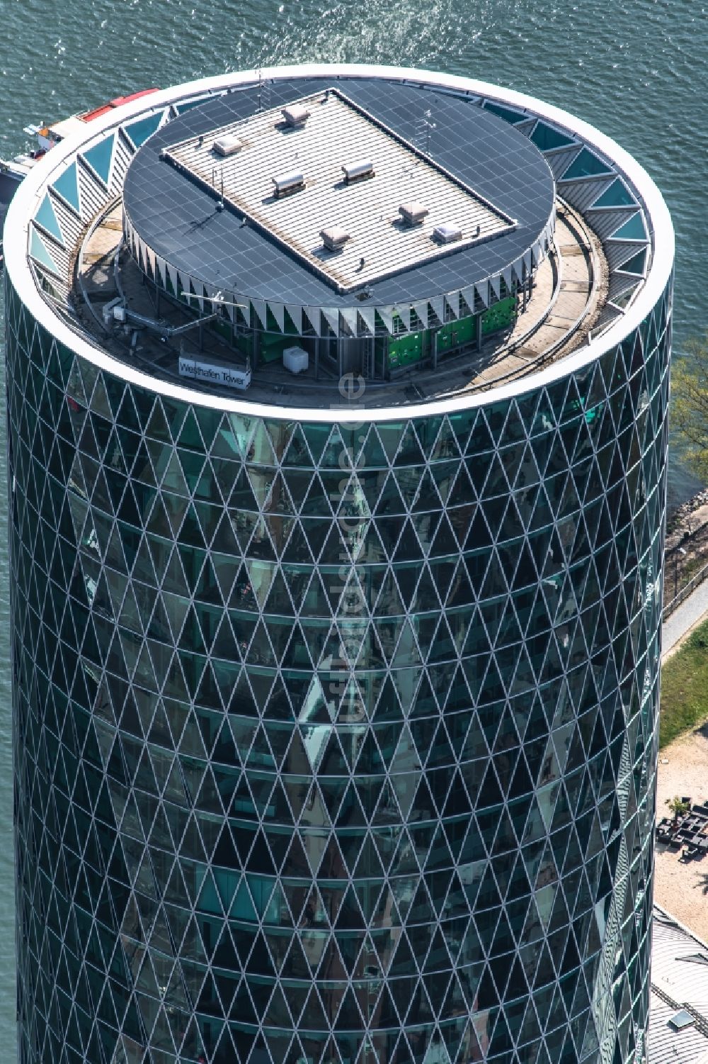 Luftaufnahme Frankfurt am Main - Büro- und Unternehmensverwaltungs- Hochhaus- Gebäude Westhafen Tower in Frankfurt am Main im Bundesland Hessen, Deutschland