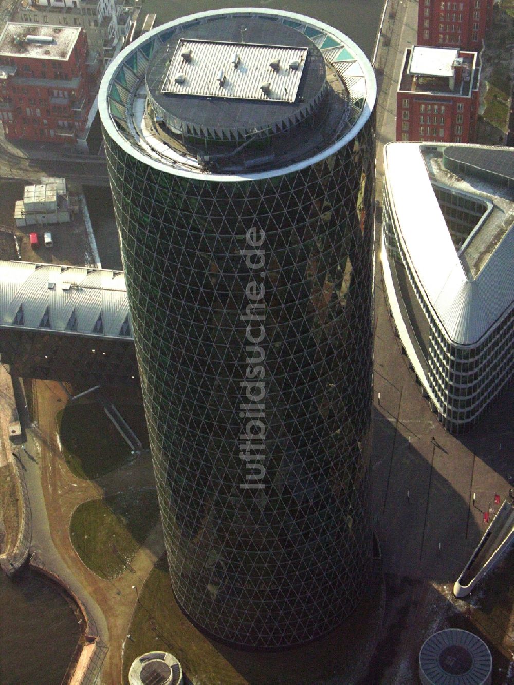 Frankfurt am Main aus der Vogelperspektive: Büro- und Unternehmensverwaltungs- Hochhaus- Gebäude Westhafen Tower in Frankfurt am Main im Bundesland Hessen, Deutschland