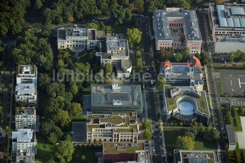 Berlin aus der Vogelperspektive: Bürogebäude, Botschaften und Wohnhäuser entlang der Hiroshima-Straße im Ortsteil Tiergarten in Berlin
