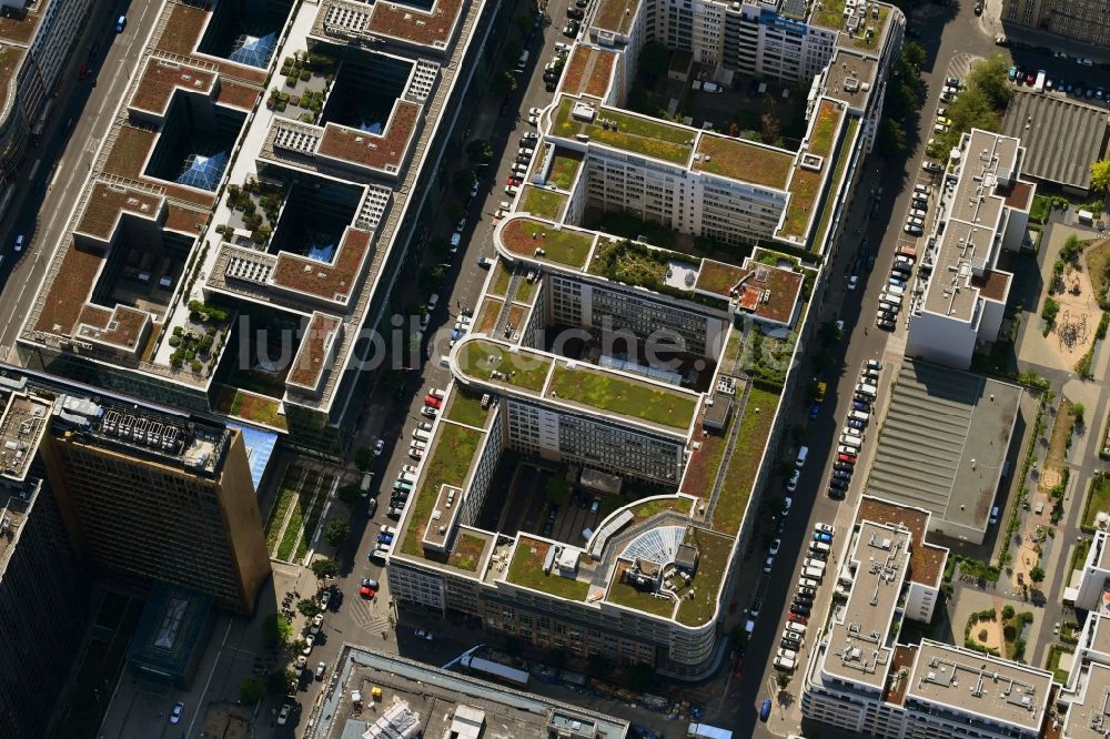 Berlin aus der Vogelperspektive: Bürogebäude mit Dachbegrünung entlang der Schützenstraße - Zimmerstraße im Ortsteil Mitte in Berlin, Deutschland