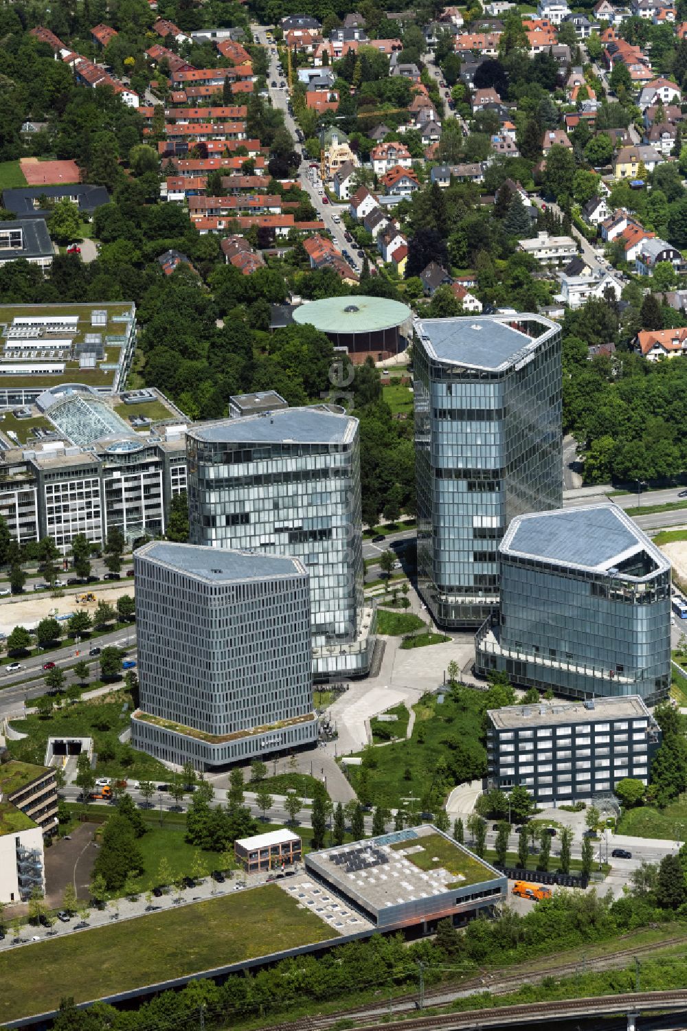 Luftaufnahme München - Bürogebäude- Ensemble Bavaria Towers an der Truderinger Straße in München im Bundesland Bayern, Deutschland