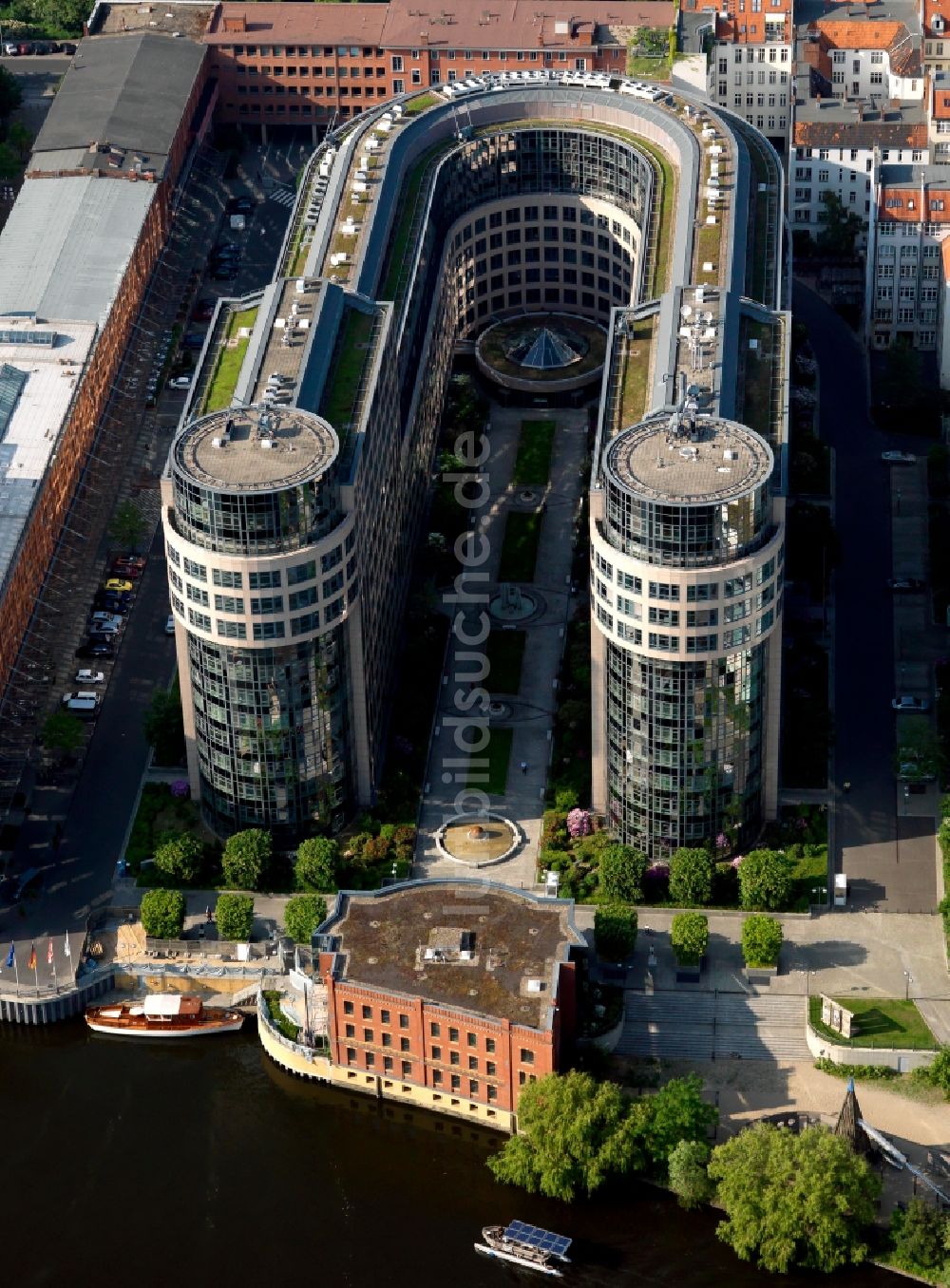 Berlin von oben - Bürogebäude des Freiberger Spreebogens als Miet- Dienstsitz des Bundesinnenministerium am Ufer der Spree in Berlin Moabit