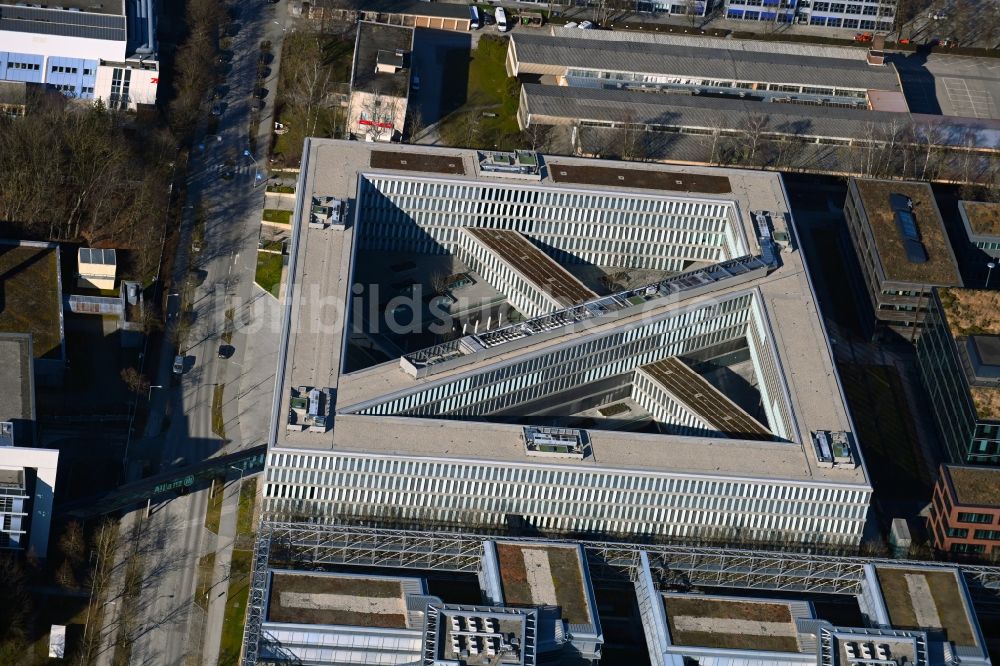 Unterföhring von oben - Bürogebäude des Geschäftshauses der Allianz Deutschland AG in Unterföhring im Bundesland Bayern, Deutschland