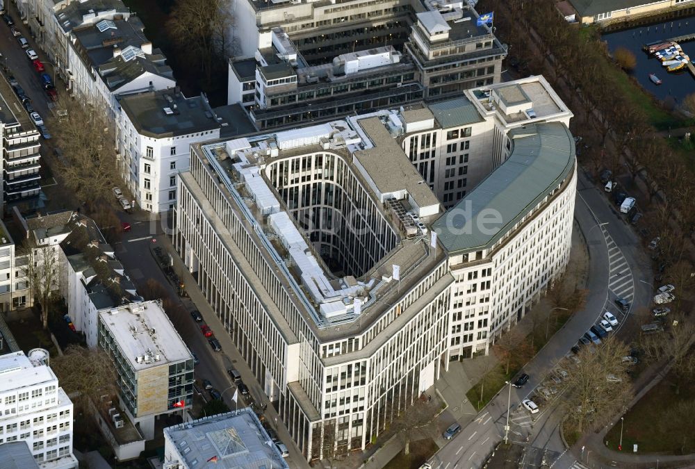 Hamburg von oben - Bürogebäude des Geschäftshauses Alsterufer 1-3 im Ortsteil Rotherbaum in Hamburg, Deutschland