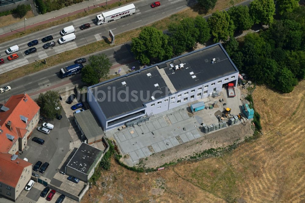 Luftaufnahme Berlin - Bürogebäude des Geschäftshauses Alt-Biesdorf im Ortsteil Biesdorf in Berlin, Deutschland