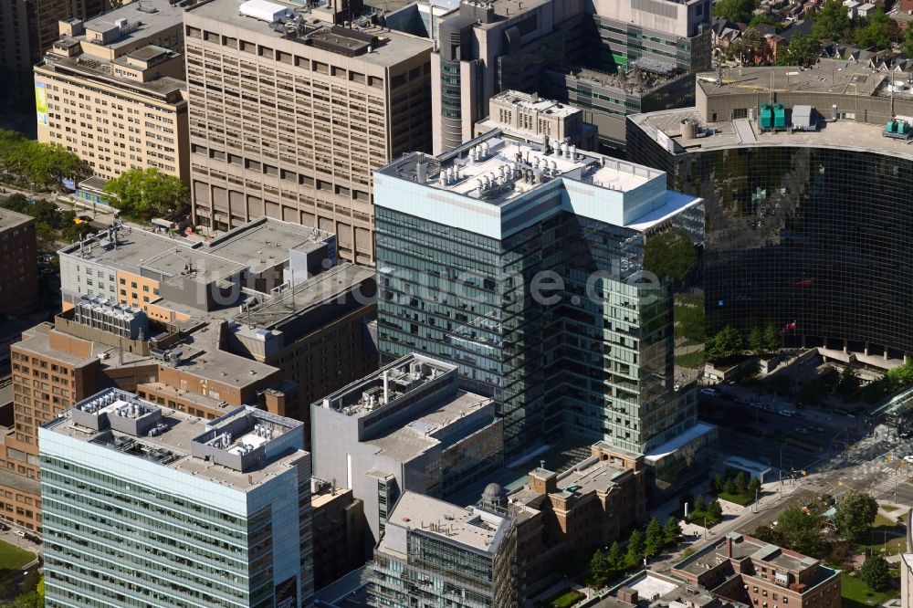 Luftbild Toronto - Bürogebäude des Geschäftshauses an der College Street - University Ave in Toronto in Ontario, Kanada