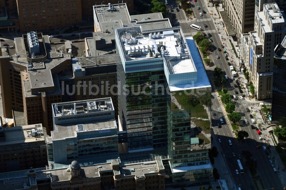 Toronto aus der Vogelperspektive: Bürogebäude des Geschäftshauses an der College Street - University Ave in Toronto in Ontario, Kanada