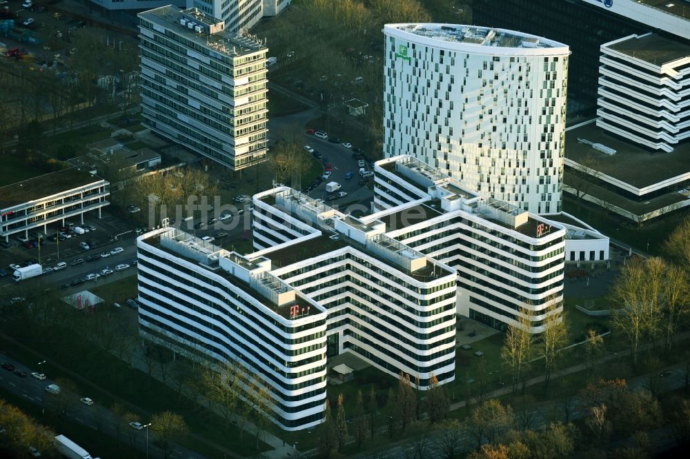 Hamburg von oben - Bürogebäude des Geschäftshauses der Deutschen TELEKOM AG im Geschäftsviertel City Nord im Ortsteil Winterhude in Hamburg, Deutschland