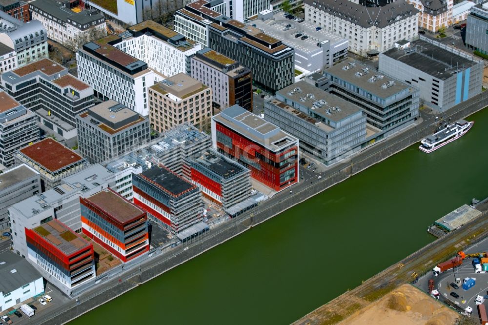 Luftbild Frankfurt am Main - Bürogebäude des Geschäftshauses THE DOCKS in Frankfurt am Main im Bundesland Hessen, Deutschland
