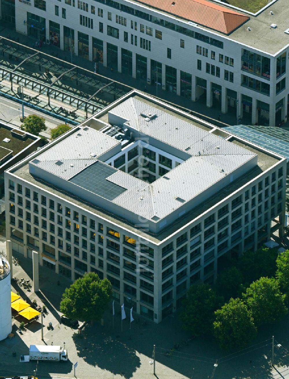 Dresden von oben - Bürogebäude des Geschäftshauses in Dresden im Bundesland Sachsen, Deutschland