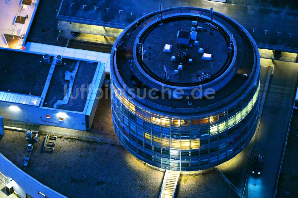 Luftaufnahme Bernau - Bürogebäude des Geschäftshauses auf dem EKZ Einkaufszentrum Bahnhofs-Passage in Bernau im Bundesland Brandenburg, Deutschland