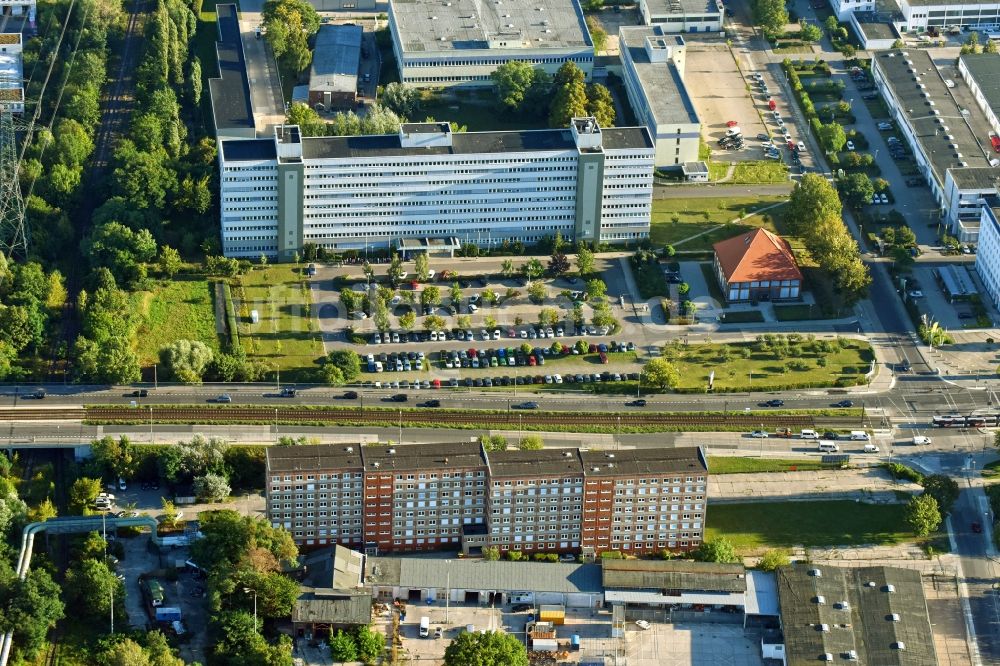 Berlin von oben - Bürogebäude des Geschäftshauses entlang der Allee der Kosmonauten im Ortsteil Marzahn in Berlin, Deutschland
