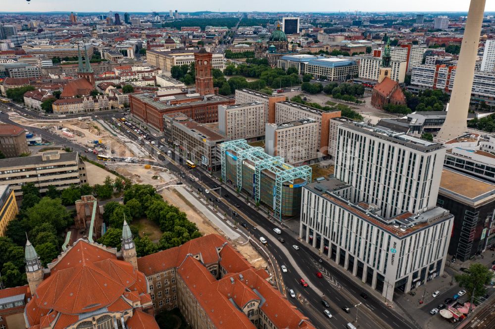 Berlin von oben - Bürogebäude des Geschäftshauses am Fuße des Berliner Fernsehturmes im Ortsteil Mitte in Berlin, Deutschland