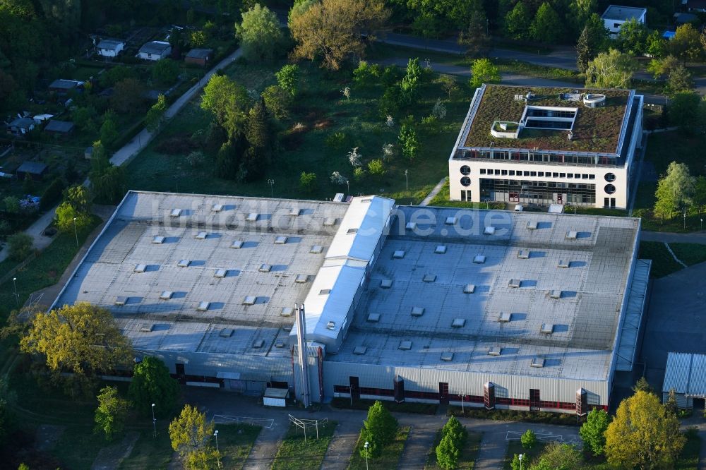 Birkenwerder von oben - Bürogebäude des Geschäftshauses der Glückskind Berlin GmbH und ein Logistikzentrum in Birkenwerder im Bundesland Brandenburg, Deutschland