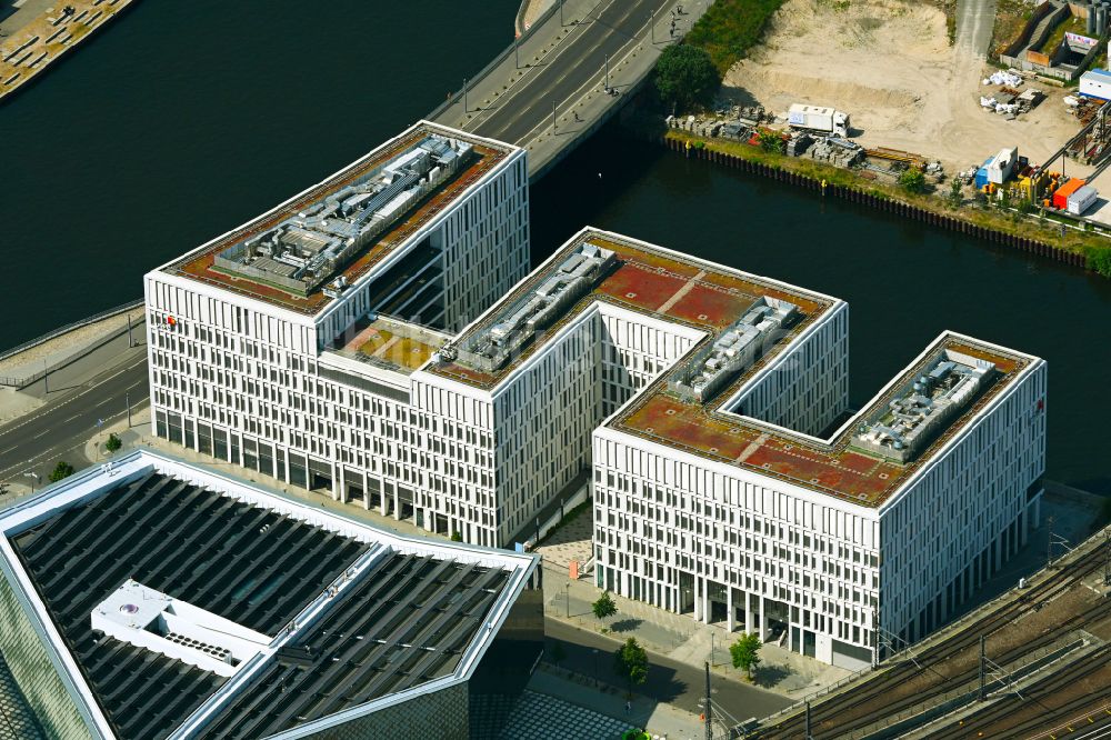 Luftbild Berlin - Bürogebäude des Geschäftshauses HumboldtHafenEins im Ortsteil Mitte in Berlin, Deutschland