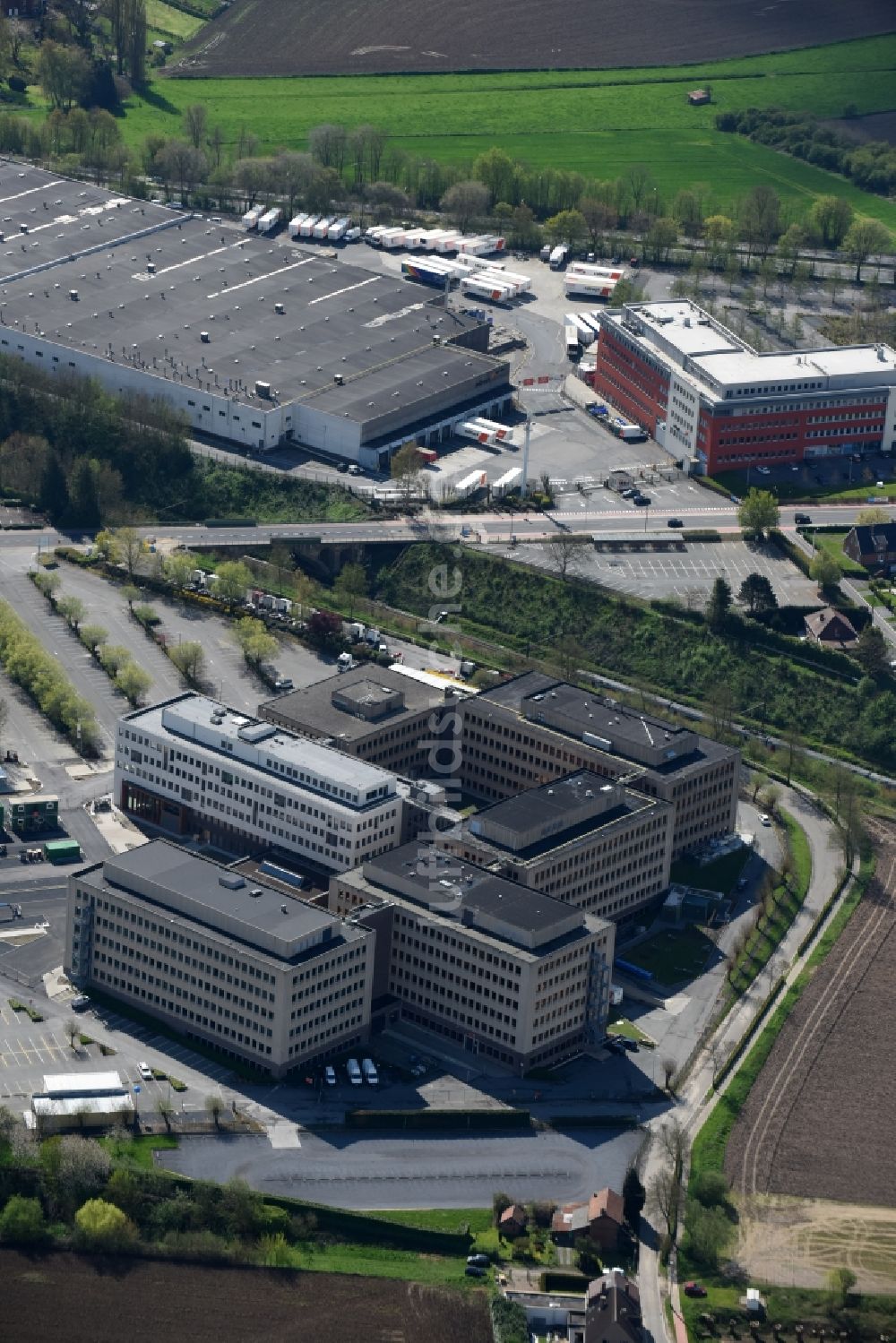 Luftaufnahme Halle - Bürogebäude des Geschäftshauses des Lebensmittel-Einzelhandels Colruyt Group in Halle in Vlaanderen, Belgien