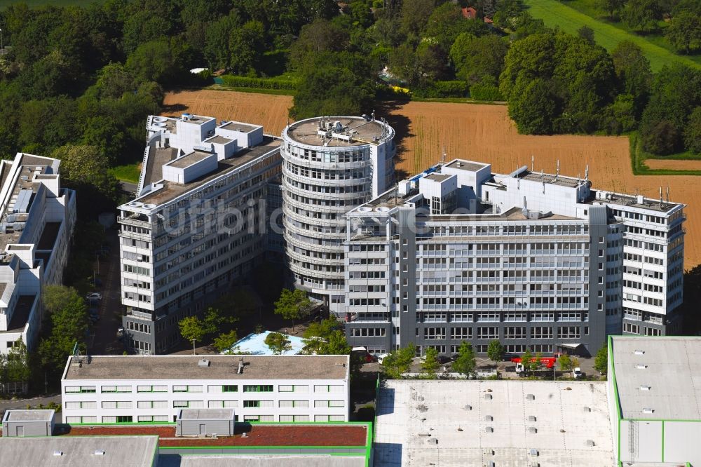 Eschborn aus der Vogelperspektive: Bürogebäude des Geschäftshauses an der Ludwig-Erhard-Straße in Eschborn im Bundesland Hessen, Deutschland