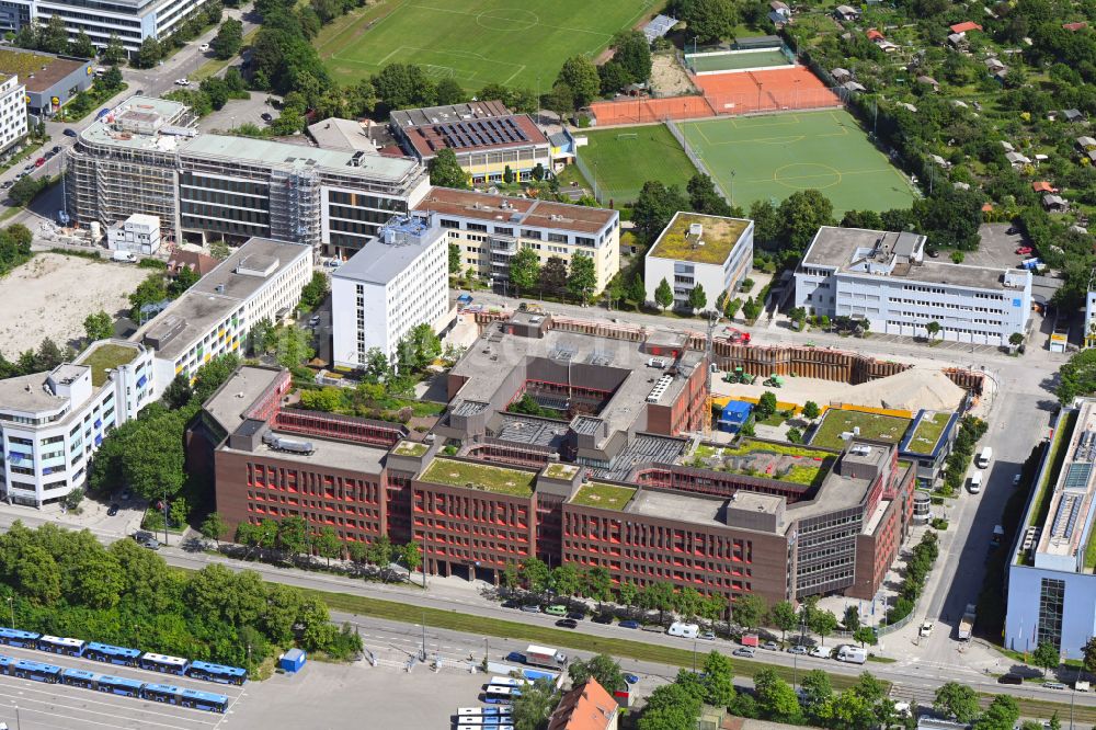 München von oben - Bürogebäude des Geschäftshauses der TÜV SÜD AG in München im Bundesland Bayern, Deutschland