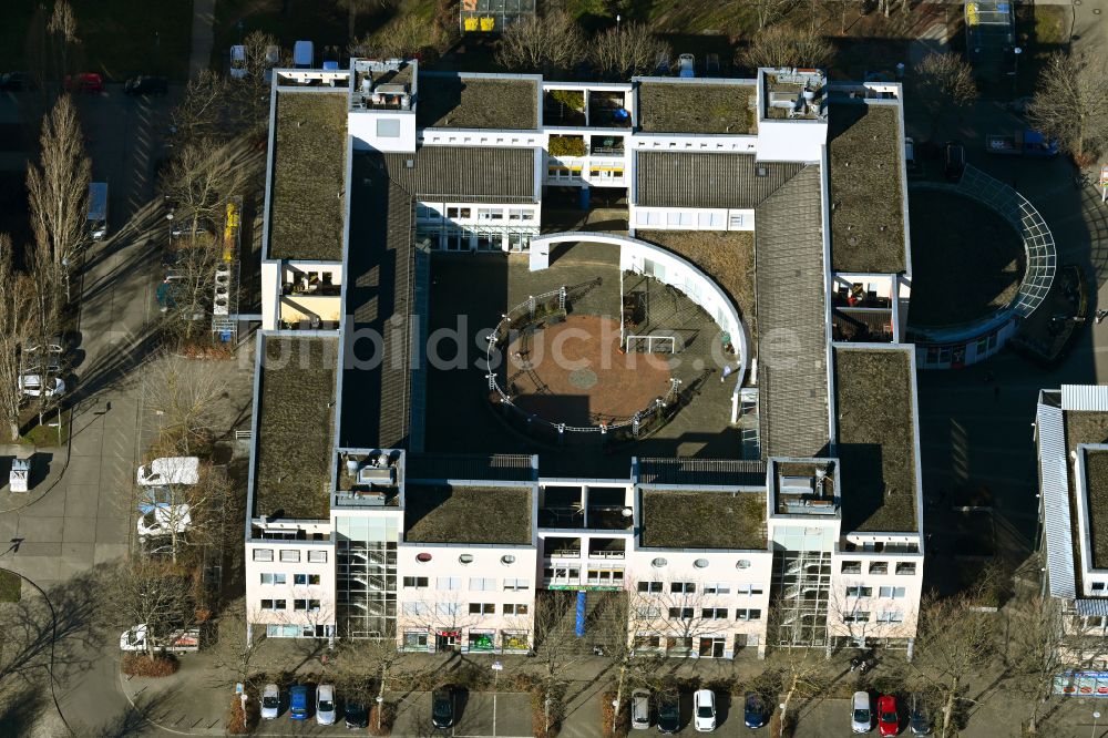 Berlin von oben - Bürogebäude des Geschäftshauses im Ortsteil Marzahn in Berlin, Deutschland