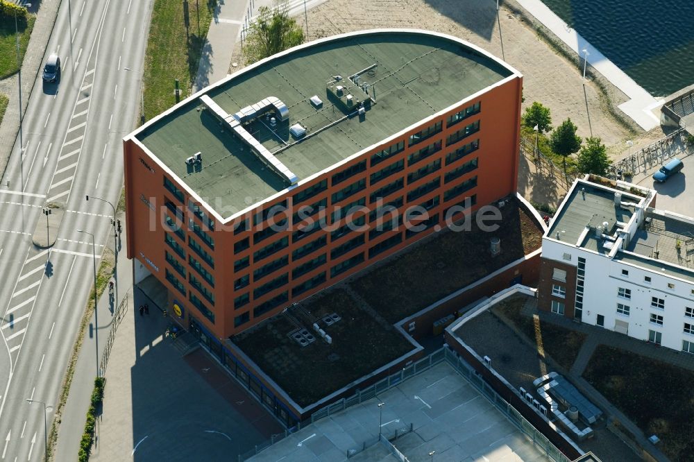 Rostock von oben - Bürogebäude des Geschäftshauses Am Strande in Rostock im Bundesland Mecklenburg-Vorpommern, Deutschland