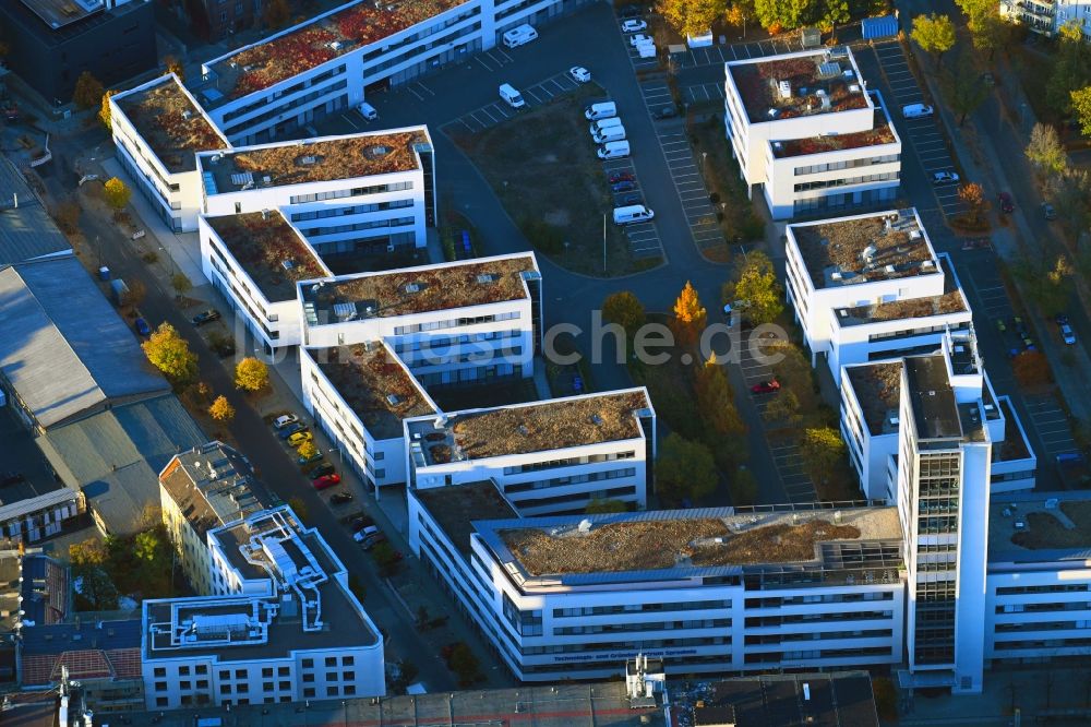 Luftbild Berlin - Bürogebäude des Geschäftshauses Technologie- und Gründerzentrum Spreeknie im Ortsteil Schöneweide in Berlin, Deutschland