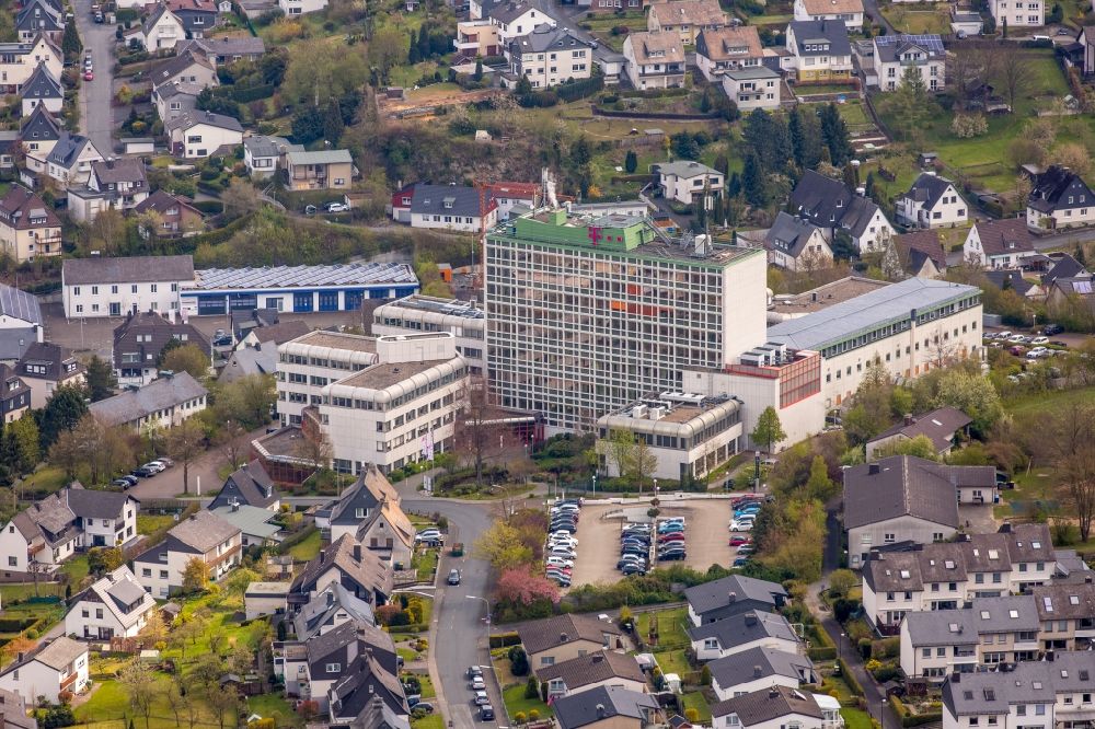 Meschede von oben - Bürogebäude des Geschäftshauses der Telekom Deutschland GmbH in Meschede im Bundesland Nordrhein-Westfalen, Deutschland
