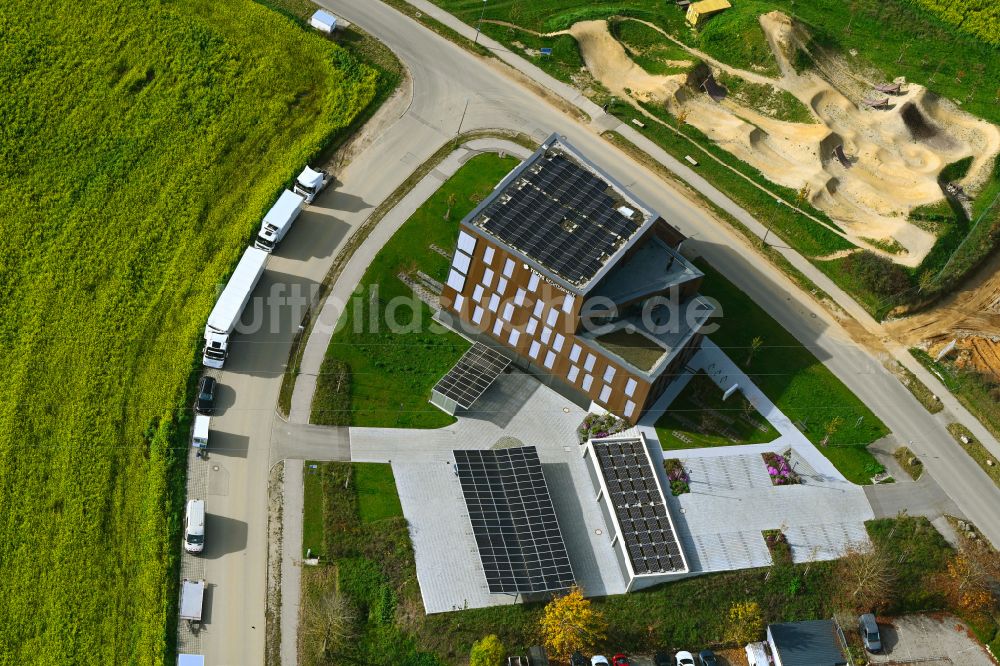 Luftaufnahme Pfaffenhofen an der Ilm - Bürogebäude des Geschäftshauses TOPJUS Rechtsanwälte in Pfaffenhofen an der Ilm im Bundesland Bayern, Deutschland