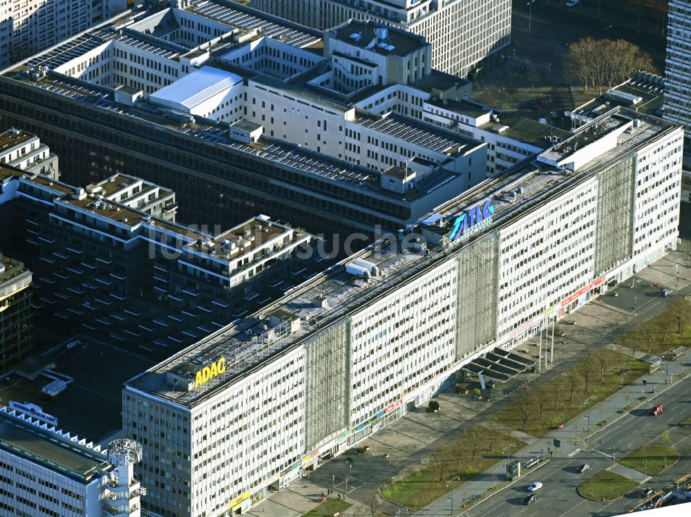 Berlin von oben - Bürogebäude des Geschäftshauses der Treuhand Liegenschaftsgesellschaft AG - TLG Immobilien AG - am Alexanderplatz in Berlin, Deutschland