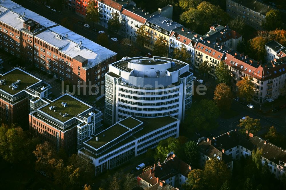 Luftaufnahme Berlin - Bürogebäude des Geschäftshauses der Vivantes - Netzwerk für Gesundheit GmbH an der Aroser Allee in Berlin, Deutschland